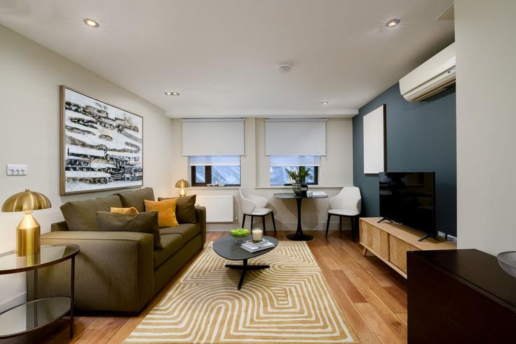 Salle de séjour élégante avec mobilier moderne dans un appartement à Building Lovat Lane - yourapartment - 1261187 - LON à City of London, London