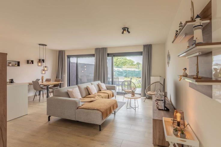 Elegante sala de estar con mobiliario moderno en un apartamento en Building Bassevillestraat - yourdomi - 1648686 en Middelkerke, Middelkerke