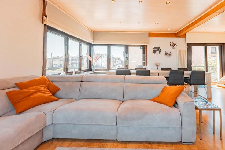 Ostend, Ostend에 위치한 Building Marie-Joséstraat - yourdomi - 1648675 유닛의 세련된 인테리어가 돋보이는 거실 Ostend, Ostend에 위치한 Building Marie-Joséstraat - yourdomi - 1648675 유닛의 세련된 인테리어가 돋보이는 거실