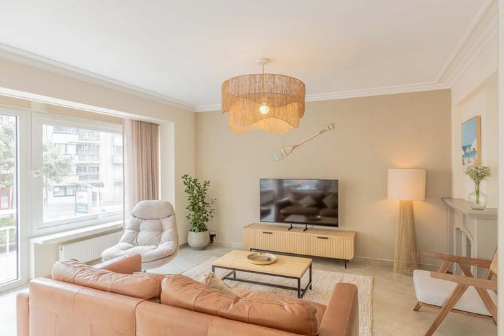 Ostend, Ostend에 위치한 Building Van Iseghemlaan - yourdomi - 1648688 유닛의 세련된 인테리어가 돋보이는 거실 Ostend, Ostend에 위치한 Building Van Iseghemlaan - yourdomi - 1648688 유닛의 세련된 인테리어가 돋보이는 거실