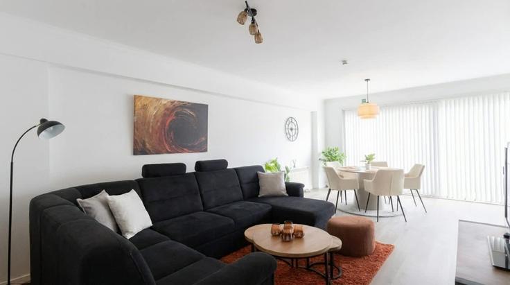 Ostend, Ostend에 위치한 Building Rozenlaan - yourdomi - 1648672 유닛의 세련된 인테리어가 돋보이는 거실 Ostend, Ostend에 위치한 Building Rozenlaan - yourdomi - 1648672 유닛의 세련된 인테리어가 돋보이는 거실