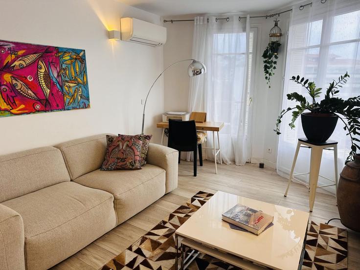 Elegant gestaltetes Wohnzimmer mit moderner Einrichtung in einer Wohnung im Building Rue du Général Ferrié - yourrentl-private-limited - 1501644 in Cannes, Cannes