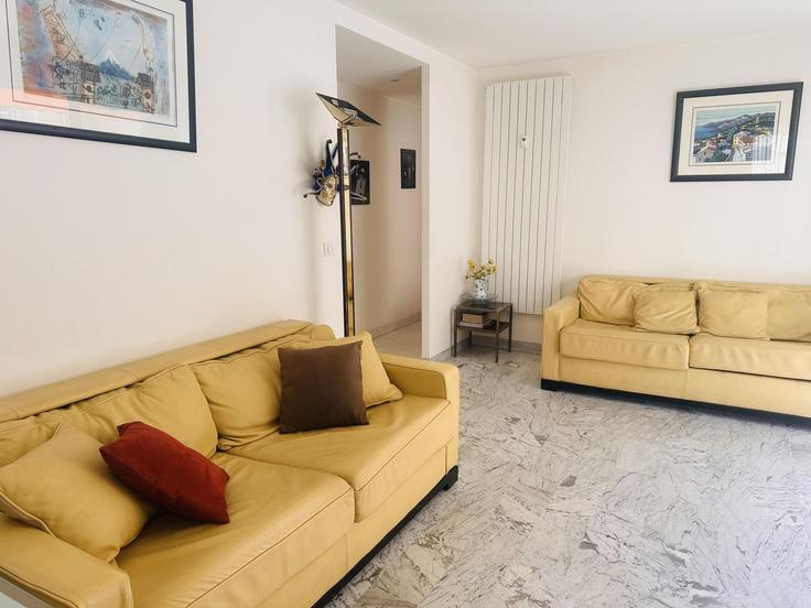 Elegant gestaltetes Wohnzimmer mit moderner Einrichtung in einer Wohnung im Building Rue du Général Ferrié - yourrentl-private-limited - 1501615 in Cannes, Cannes
