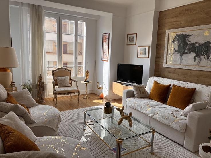 Elegant gestaltetes Wohnzimmer mit moderner Einrichtung in einer Wohnung im Building Rue du Général Ferrié - yourrentl-private-limited - 1501631 in Cannes, Cannes