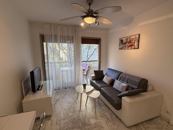 Sala de estar elegantemente projetada com móveis modernos em um apartamento no Building Rue Lacour - yourrentl-private-limited - 1501688 em Cannes, Cannes Sala de estar elegantemente projetada com móveis modernos em um apartamento no Building Rue Lacour - yourrentl-private-limited - 1501688 em Cannes, Cannes