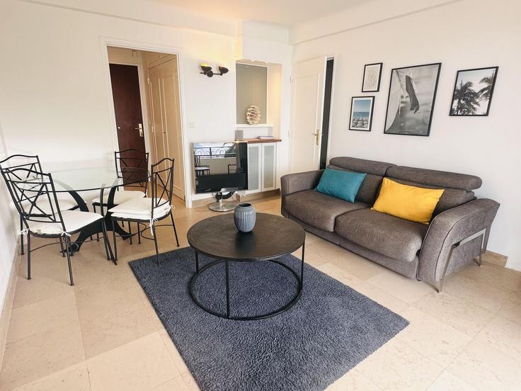 Elegant gestaltetes Wohnzimmer mit moderner Einrichtung in einer Wohnung im Building Boulevard de la Croisette - yourrentl-private-limited - 1501647 in Cannes, Cannes