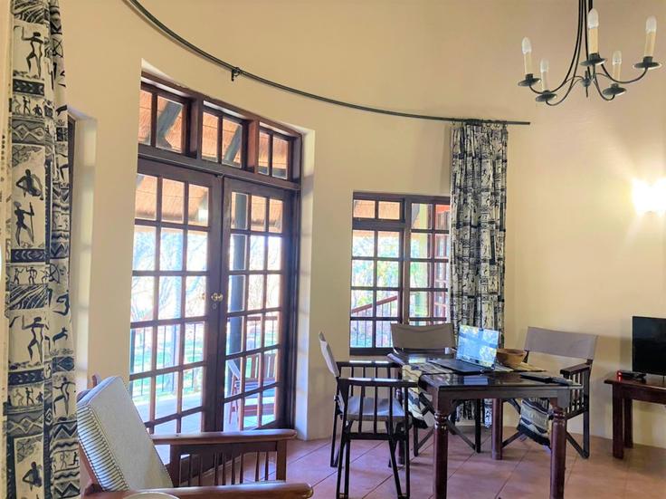 Bulawayo East, Bulawayo에 위치한 Building Laidlaw Road - yourrentl-private-limited - 1501724 유닛의 세련된 인테리어가 돋보이는 거실 Bulawayo East, Bulawayo에 위치한 Building Laidlaw Road - yourrentl-private-limited - 1501724 유닛의 세련된 인테리어가 돋보이는 거실