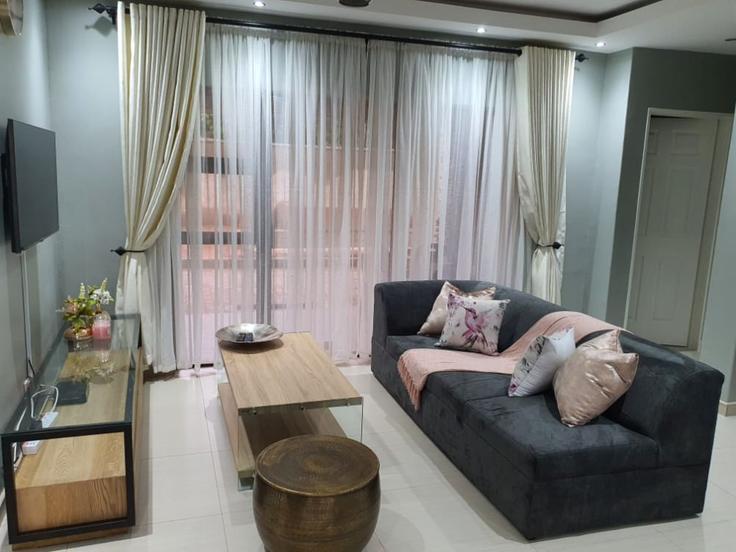 Bulawayo East, Bulawayo에 위치한 Building Holdengarde Avenue - yourrentl-private-limited - 1501730 유닛의 세련된 인테리어가 돋보이는 거실 Bulawayo East, Bulawayo에 위치한 Building Holdengarde Avenue - yourrentl-private-limited - 1501730 유닛의 세련된 인테리어가 돋보이는 거실