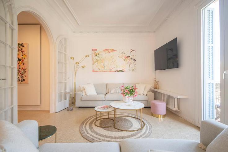 Elegante sala de estar con mobiliario moderno en un apartamento en Building Passeig del Born - youstylish-apartments - 1232876 en Ciutat Vella, Barcelona