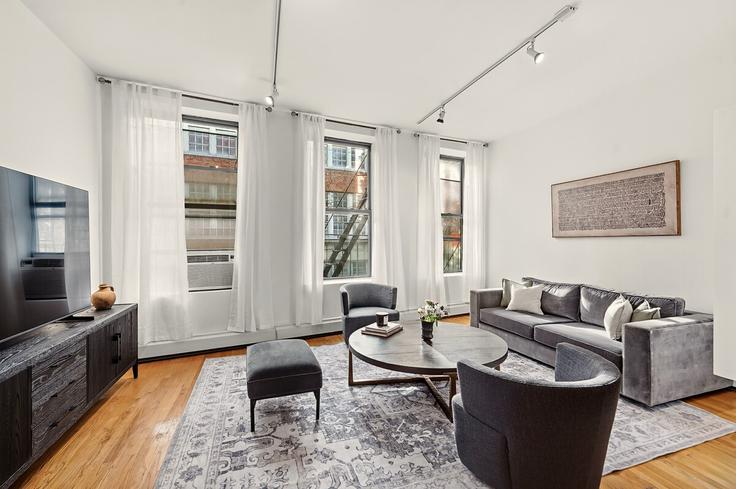 New York ManhattanのBuilding Baxter Street - yta - 1594587のアパートメントにある、モダンな家具を備えたエレガントなデザインのリビングルーム New York ManhattanのBuilding Baxter Street - yta - 1594587のアパートメントにある、モダンな家具を備えたエレガントなデザインのリビングルーム