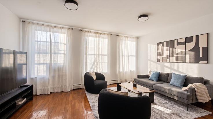 New York ManhattanのBuilding Lafayette Street - yta - 1595358のアパートメントにある、モダンな家具を備えたエレガントなデザインのリビングルーム New York ManhattanのBuilding Lafayette Street - yta - 1595358のアパートメントにある、モダンな家具を備えたエレガントなデザインのリビングルーム