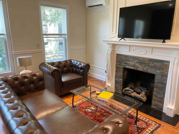 Washington WashingtonのBuilding Massachusetts Avenue Northwest - zark-properties-llc - 1473105のアパートメントにある、モダンな家具を備えたエレガントなデザインのリビングルーム