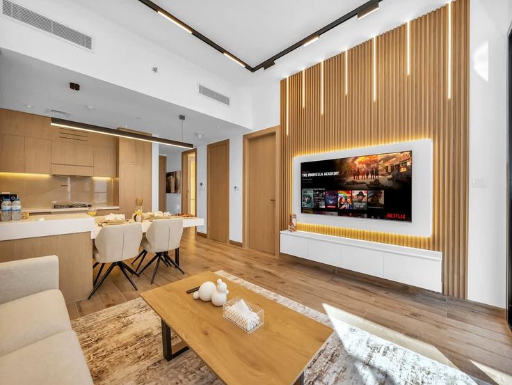 Al Barsha South Fourth, Dubai에 위치한 Building Tariaq Bedon Esm - zarrien-holiday-homes - 1421753 유닛의 세련된 인테리어가 돋보이는 거실 Al Barsha South Fourth, Dubai에 위치한 Building Tariaq Bedon Esm - zarrien-holiday-homes - 1421753 유닛의 세련된 인테리어가 돋보이는 거실