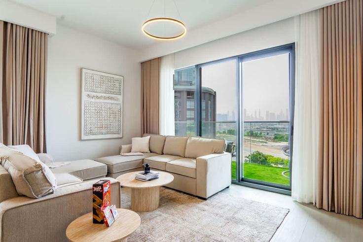 Salle de séjour élégante avec mobilier moderne dans un appartement à Building Tariaq Bedon Esm - zarrien-holiday-homes - 1421746 à Nad Al Sheba, Dubai Salle de séjour élégante avec mobilier moderne dans un appartement à Building Tariaq Bedon Esm - zarrien-holiday-homes - 1421746 à Nad Al Sheba, Dubai