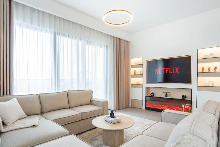 Sala de estar elegantemente projetada com móveis modernos em um apartamento no Building Tariaq Bedon Esm - zarrien-holiday-homes - 1421746 em Nad Al Sheba, Dubai
