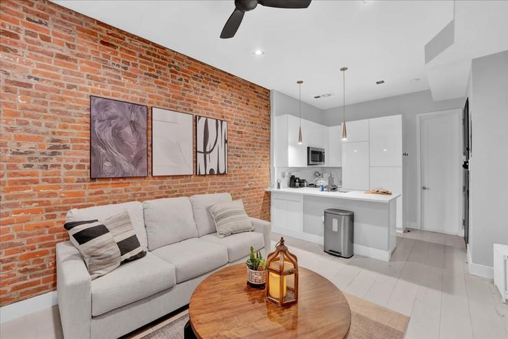 Sala de estar elegantemente projetada com móveis modernos em um apartamento no Building Bedford Street - zelloo - 1250782 - NYC em Manhattan, New York Sala de estar elegantemente projetada com móveis modernos em um apartamento no Building Bedford Street - zelloo - 1250782 - NYC em Manhattan, New York
