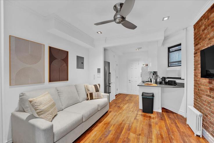 Elegante sala de estar con mobiliario moderno en un apartamento en Building Barrow Street - zelloo - 1250757 - NYC en Manhattan, New York Elegante sala de estar con mobiliario moderno en un apartamento en Building Barrow Street - zelloo - 1250757 - NYC en Manhattan, New York