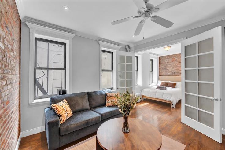 Manhattan, New York에 위치한 Building 1st Avenue - zelloo - 1254596 - NYC 유닛의 세련된 인테리어가 돋보이는 거실