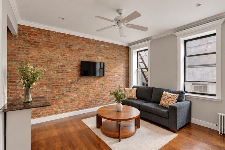 Sala de estar elegantemente projetada com móveis modernos em um apartamento no Building 1st Avenue - zelloo - 1254596 - NYC em Manhattan, New York