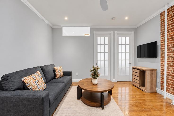Sala de estar elegantemente projetada com móveis modernos em um apartamento no Building East 18th Street - zelloo - 1250778 - NYC em Manhattan, New York