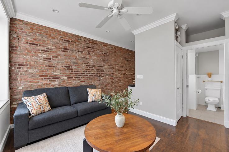 Sala de estar elegantemente projetada com móveis modernos em um apartamento no Building East 18th Street - zelloo - 1250779 - NYC em Manhattan, New York