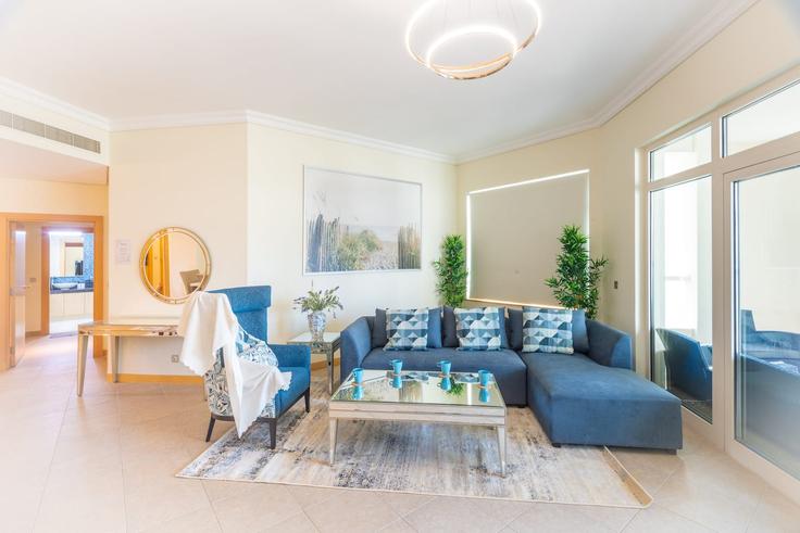 The Palm Jumeirah, Dubai에 위치한 Building Palm Jumeirah Rd - zennova-holidays - 1294514 - DXB 아파트의 세련된 인테리어가 돋보이는 거실