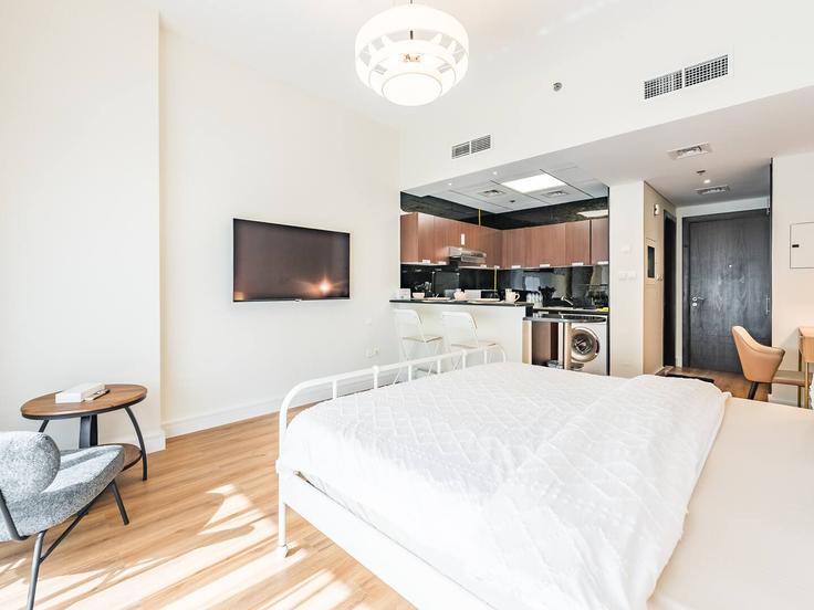 Dubai, Dubai에 위치한 Building Estella 2 St - zennova-holidays - 1294518 - DXB 아파트의 세련된 인테리어가 돋보이는 거실