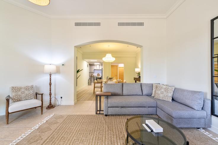 Elegant gestaltetes Wohnzimmer mit moderner Einrichtung in einer Wohnung im Building Palm Jumeirah Rd - zennova-holidays - 1294520 - DXB in The Palm Jumeirah, Dubai