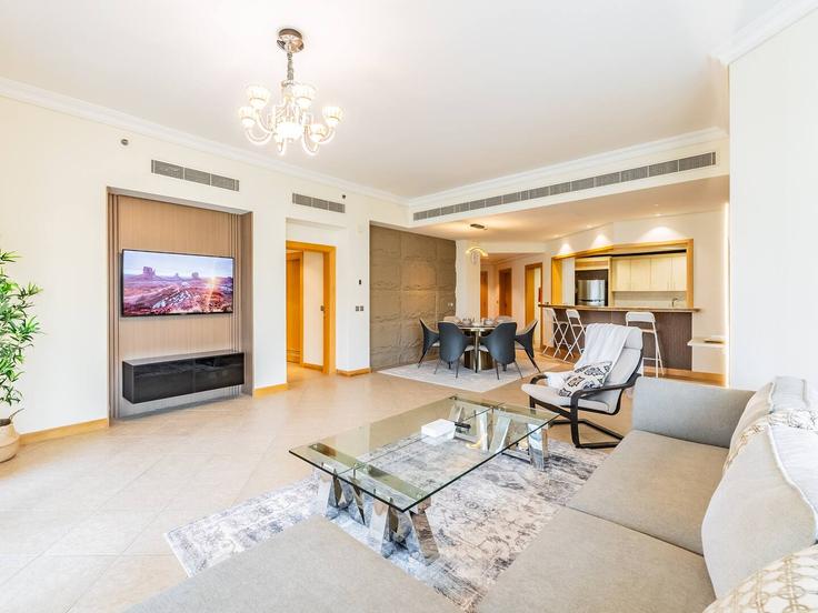The Palm Jumeirah, Dubai에 위치한 Building Palm Jumeirah Rd - zennova-holidays - 1294523 - DXB 아파트의 세련된 인테리어가 돋보이는 거실