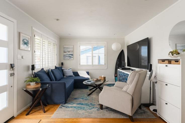 Elegante sala de estar con mobiliario moderno en un apartamento en Building Goodwin Street - zenstays - 1574622 en San Diego, San Diego