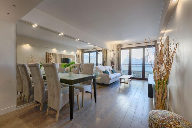 Sala de estar elegantemente projetada com móveis modernos em um apartamento no Building Boulevard Delessert - zijin-yang - 1255370 - PAR em 16th arrondissement, Paris