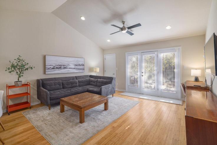 Salle de séjour élégante avec mobilier moderne dans un appartement à Building Southgate Circle - zilkerproperties - 1335081 à Austin, Austin