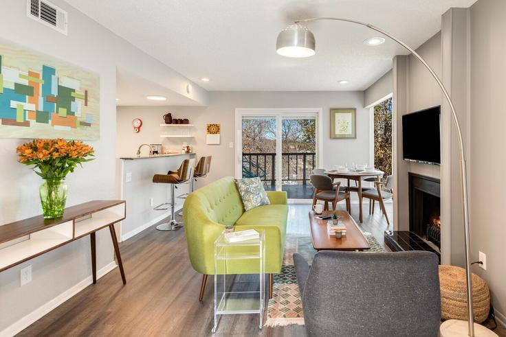 Salle de séjour élégante avec mobilier moderne dans un appartement à Building Spring Creek Drive - zilkerproperties - 1054226 - ATX à Austin, Austin