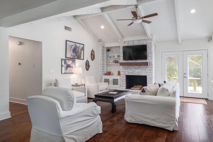 Building Scenic Brook Drive - zilkerproperties - 1054233 - ATX adresindeki bir dairede modern mobilyalarla zarif bir şekilde tasarlanmış oturma odası Austin, Austin Building Scenic Brook Drive - zilkerproperties - 1054233 - ATX adresindeki bir dairede modern mobilyalarla zarif bir şekilde tasarlanmış oturma odası Austin, Austin