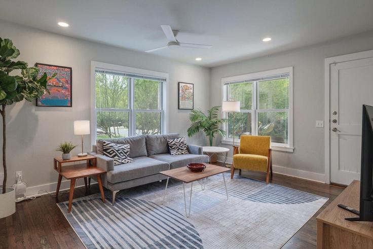 Elegant gestaltetes Wohnzimmer mit moderner Einrichtung in einer Wohnung im Building Ethel Street - zilkerproperties - 1054234 - ATX in Austin, Austin