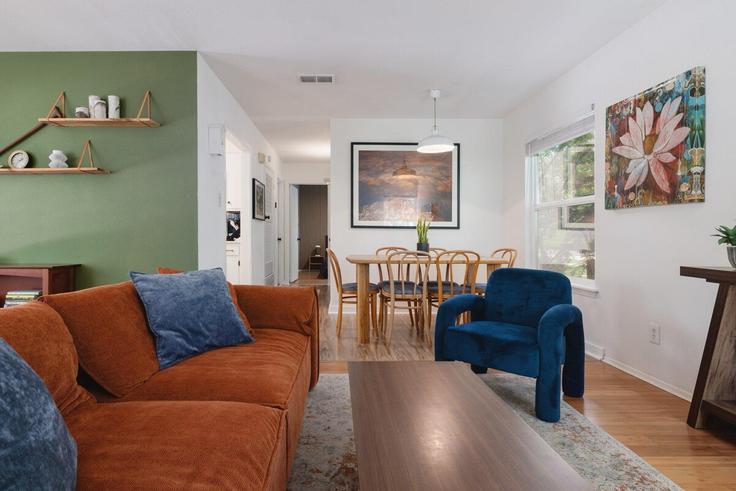 Elegante sala de estar con mobiliario moderno en un apartamento en Building Rae Dell Avenue - zilkerproperties - 1495899 en Austin, Austin Elegante sala de estar con mobiliario moderno en un apartamento en Building Rae Dell Avenue - zilkerproperties - 1495899 en Austin, Austin