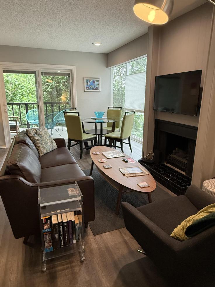 Elegant gestaltetes Wohnzimmer mit moderner Einrichtung in einer Wohnung im Building Spring Creek Drive - zilkerproperties - 1054226 - ATX in Austin, Austin Elegant gestaltetes Wohnzimmer mit moderner Einrichtung in einer Wohnung im Building Spring Creek Drive - zilkerproperties - 1054226 - ATX in Austin, Austin