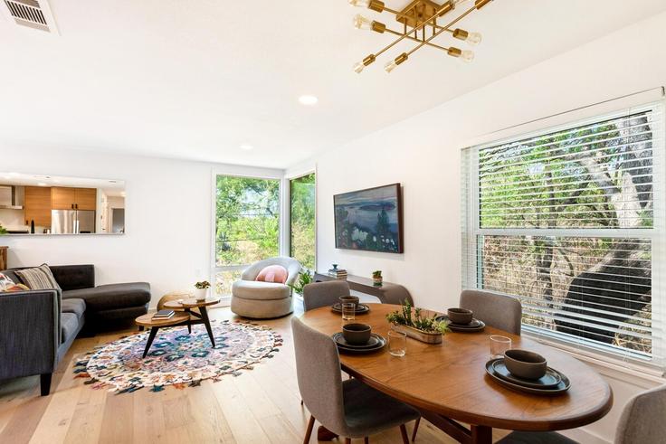 Salle de séjour élégante avec mobilier moderne dans un appartement à Building Westhill Drive - zilkerproperties - 1054230 - ATX à Austin, Austin