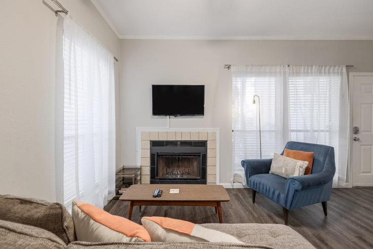 Sala de estar elegantemente projetada com móveis modernos em um apartamento no Building South 1st Street - zilkerproperties - 1054235 - ATX em Austin, Austin Sala de estar elegantemente projetada com móveis modernos em um apartamento no Building South 1st Street - zilkerproperties - 1054235 - ATX em Austin, Austin