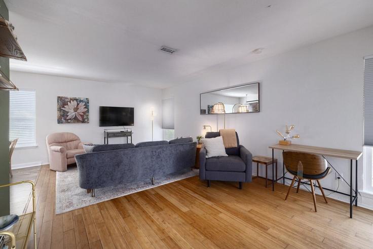 Elegant gestaltetes Wohnzimmer mit moderner Einrichtung in einer Wohnung im Building Rae Dell Avenue - zilkerproperties - 1495899 in Austin, Austin