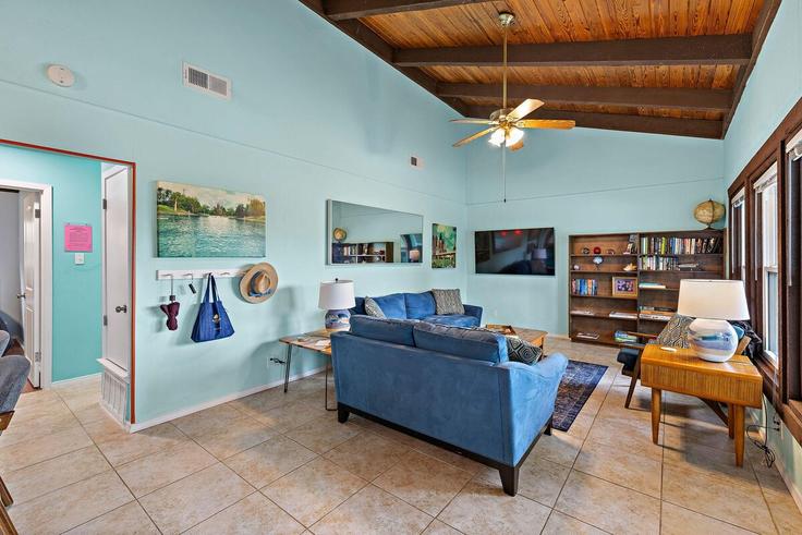 Elegante sala de estar con mobiliario moderno en un apartamento en Building Trailside Drive - zilkerproperties - 1054236 - ATX en Austin, Austin