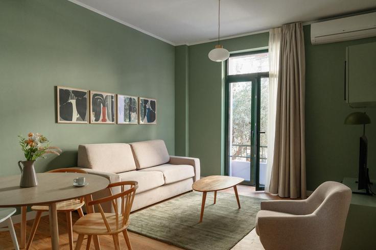 Central Athens, Athens에 위치한 Building Empedokleous - zoialiving - 1299479 - ATH 아파트의 세련된 인테리어가 돋보이는 거실