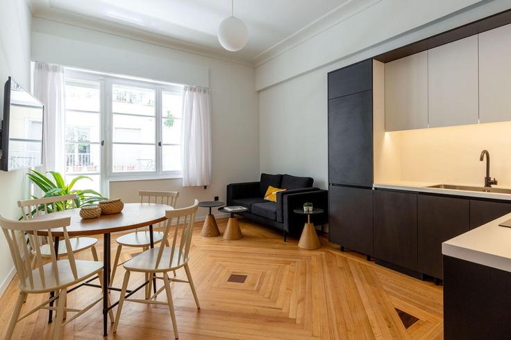 Athens Central AthensのBuilding Metsovou - zoialiving - 1038699 - ATHのアパートにある、ダイニングテーブルとスタイリッシュな椅子 Athens Central AthensのBuilding Metsovou - zoialiving - 1038699 - ATHのアパートにある、ダイニングテーブルとスタイリッシュな椅子