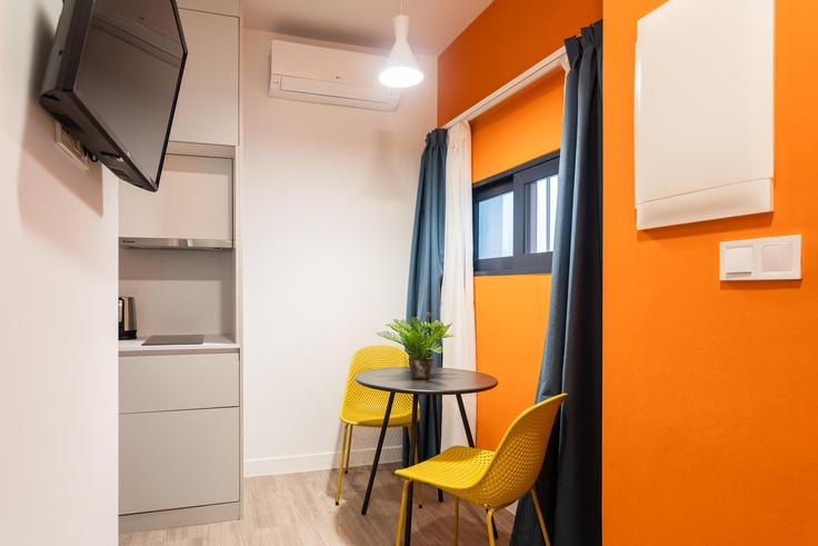 Table de salle à manger avec chaises stylisées dans un appartement à Building Georgiou Gennadiou - zoialiving - 1038709 - ATH dans Central Athens, Athens