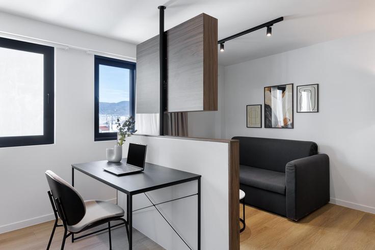 Elegant gestaltetes Wohnzimmer mit moderner Einrichtung in einer Wohnung im Building Charitos - zoialiving - 1299499 - ATH in Central Athens, Athens