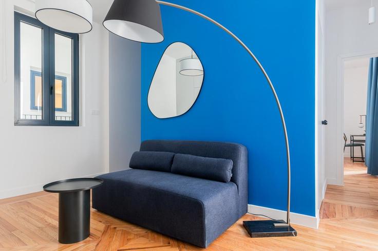 Elegant gestaltetes Wohnzimmer mit moderner Einrichtung in einer Wohnung im Building Georgiou Gennadiou - zoialiving - 1038701 - ATH in Central Athens, Athens