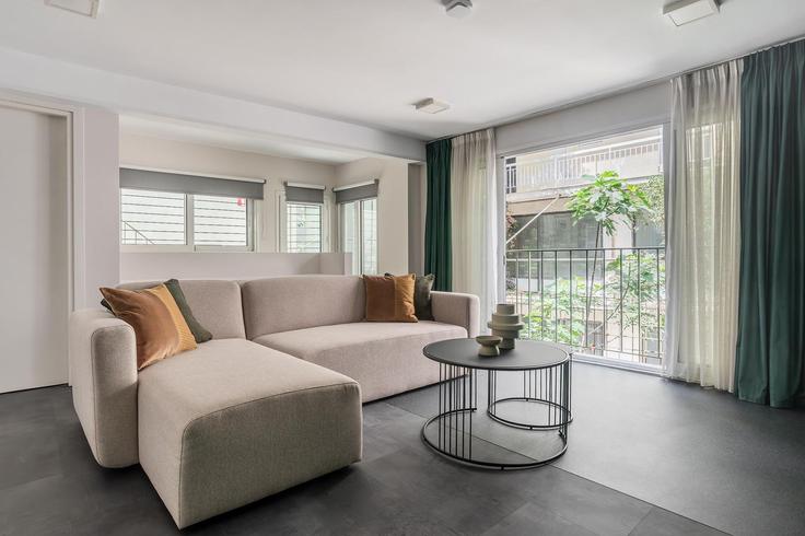 Building Dinokratous - zoialiving - 1299491 - ATH adresindeki bir dairede modern mobilyalarla zarif bir şekilde tasarlanmış oturma odası Central Athens, Athens