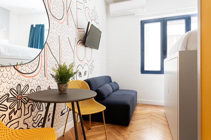 Elegant gestaltetes Wohnzimmer mit moderner Einrichtung in einer Wohnung im Building Georgiou Gennadiou - zoialiving - 1038710 - ATH in Central Athens, Athens