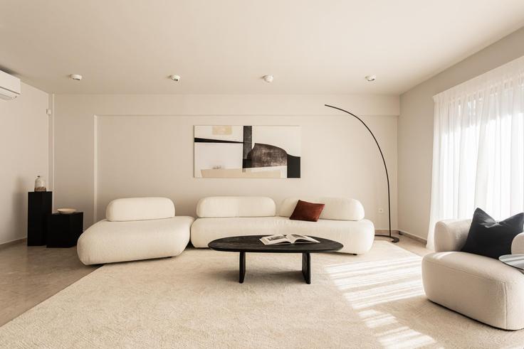 Sala de estar elegantemente projetada com móveis modernos em um apartamento no Building Marasli - zoialiving - 1038702 - ATH em Central Athens, Athens Sala de estar elegantemente projetada com móveis modernos em um apartamento no Building Marasli - zoialiving - 1038702 - ATH em Central Athens, Athens
