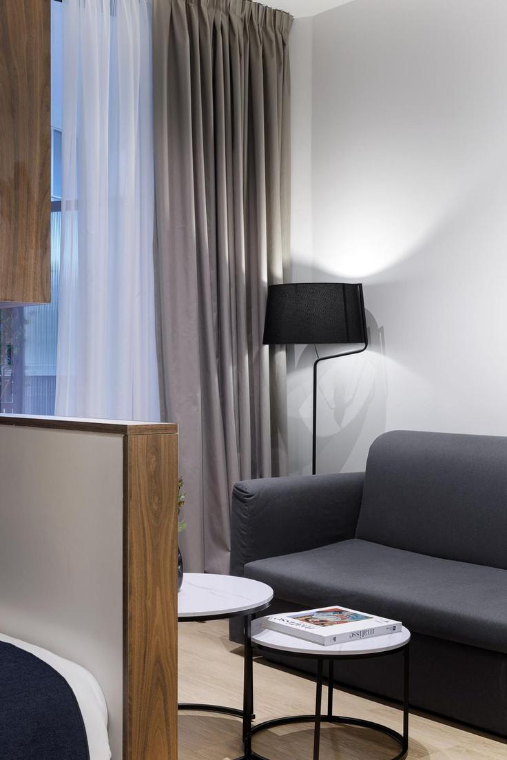 Elegante sala de estar con mobiliario moderno en un apartamento en Building Charitos - zoialiving - 1299502 - ATH en Central Athens, Athens Elegante sala de estar con mobiliario moderno en un apartamento en Building Charitos - zoialiving - 1299502 - ATH en Central Athens, Athens